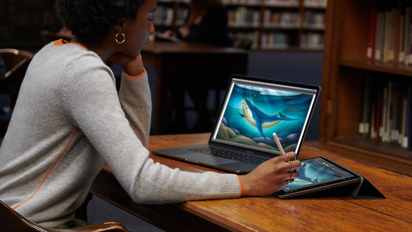 MacBook 用户利用 iPad 和 Apple Pencil 扩展工作空间。