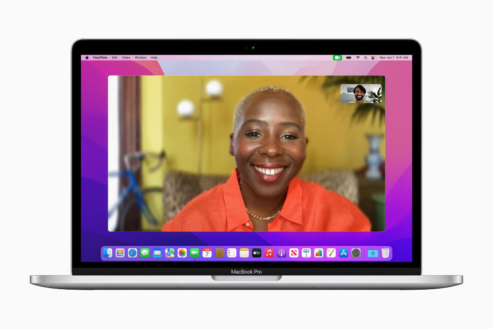 在 13 英寸 MacBook Pro 上展示新的 FaceTime 视频通话。