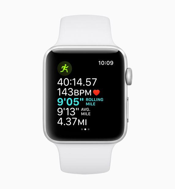 白色款 Apple Watch 在展示行进前段里程的配速功能