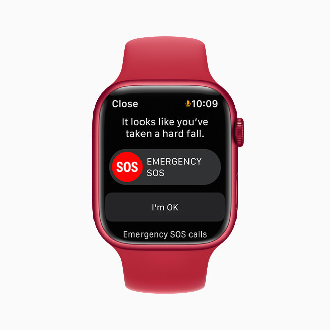 Apple Watch Series 7 上展示 watchOS 8 的健身 app 启用摔倒检测算法。