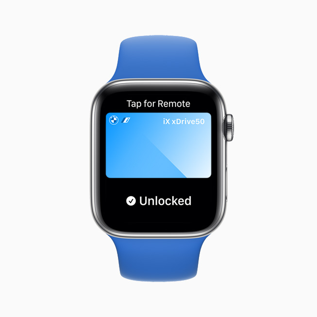 在 Apple Watch Series 6 上展示使用数字车钥匙解锁一辆车。