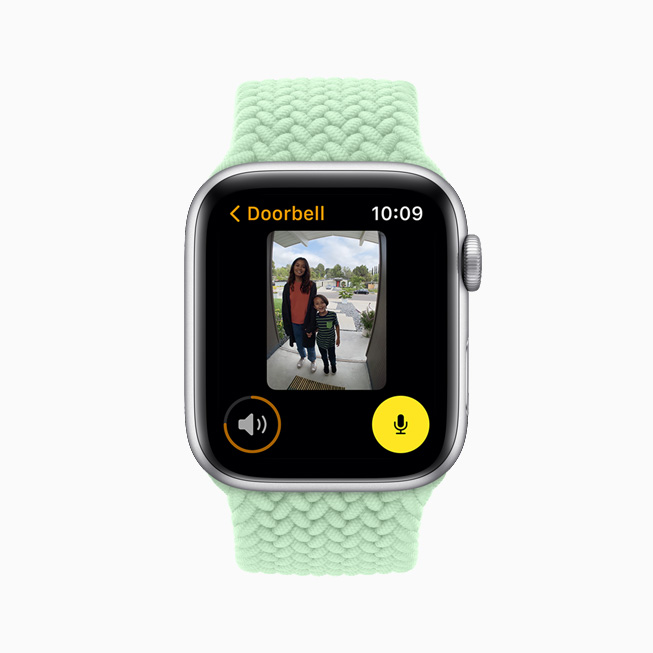 在 Apple Watch Series 6 上展示接入 HomeKit 的摄像头显示门口的访客。