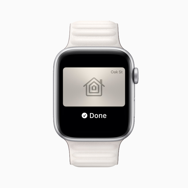 在 Apple Watch Series 6 上展示，存储在钱包 app 中的数字家庭钥匙。