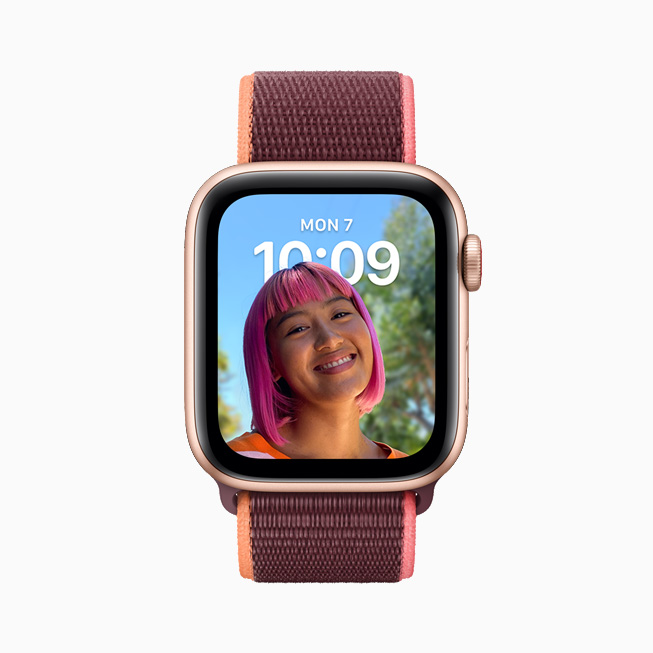 在 Apple Watch Series 6 上展示的人像表盘。