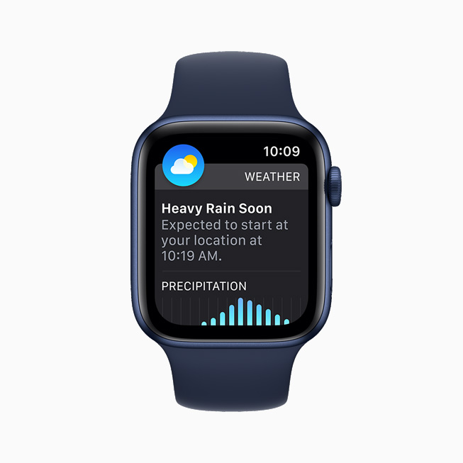 在 Apple Watch Series 6 上展示天气 app 上的下一小时降水预警。