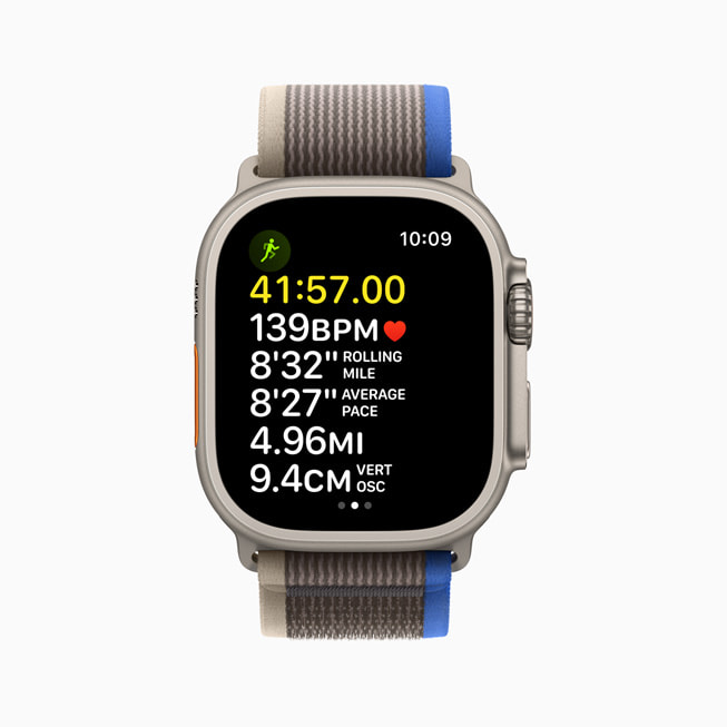 Apple Watch Ultra 同时展示 6 项指标，包括累计时间、心率、滚动配速、平均配速、里程及垂直振幅。