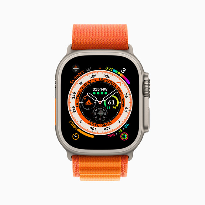 配有橙色高山回环式表带的 Apple Watch Ultra 上显示“寻路者”表盘。