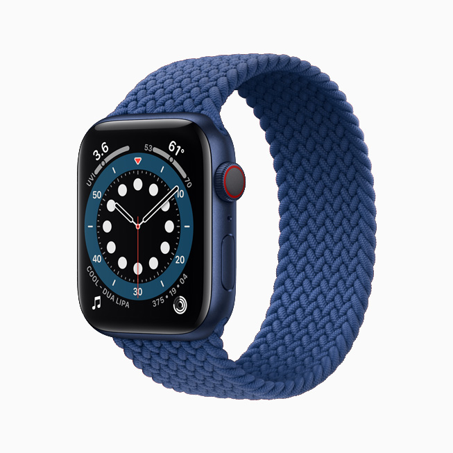 Apple Watch Series 6 搭配蓝色铝金属表壳和蓝色编织单圈表带。