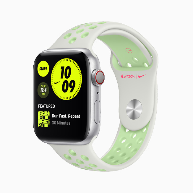 Apple Watch Nike 搭配亮云杉配雾绿色 Nike 运动表带。