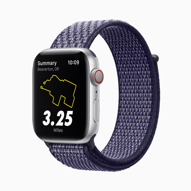 Apple Watch Nike 搭配心动紫色 Nike 回环式运动表带。