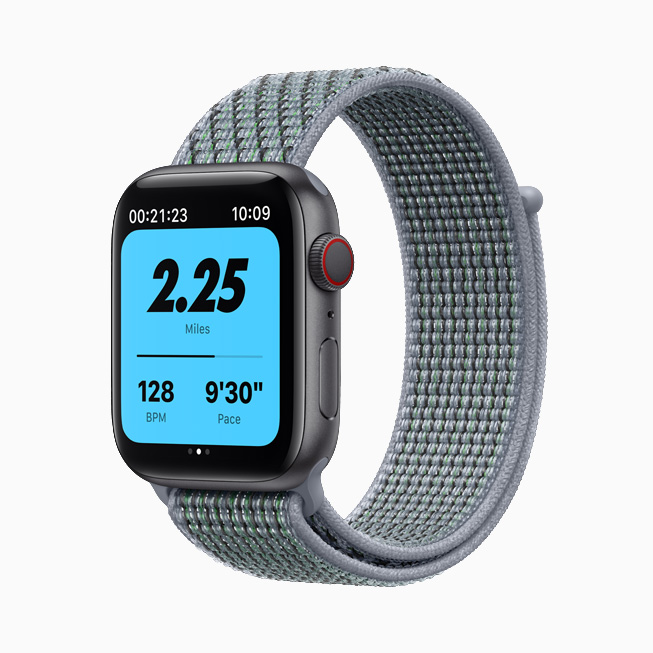 Apple Watch Nike 搭配曜石灰色 Nike 回环式运动表带。