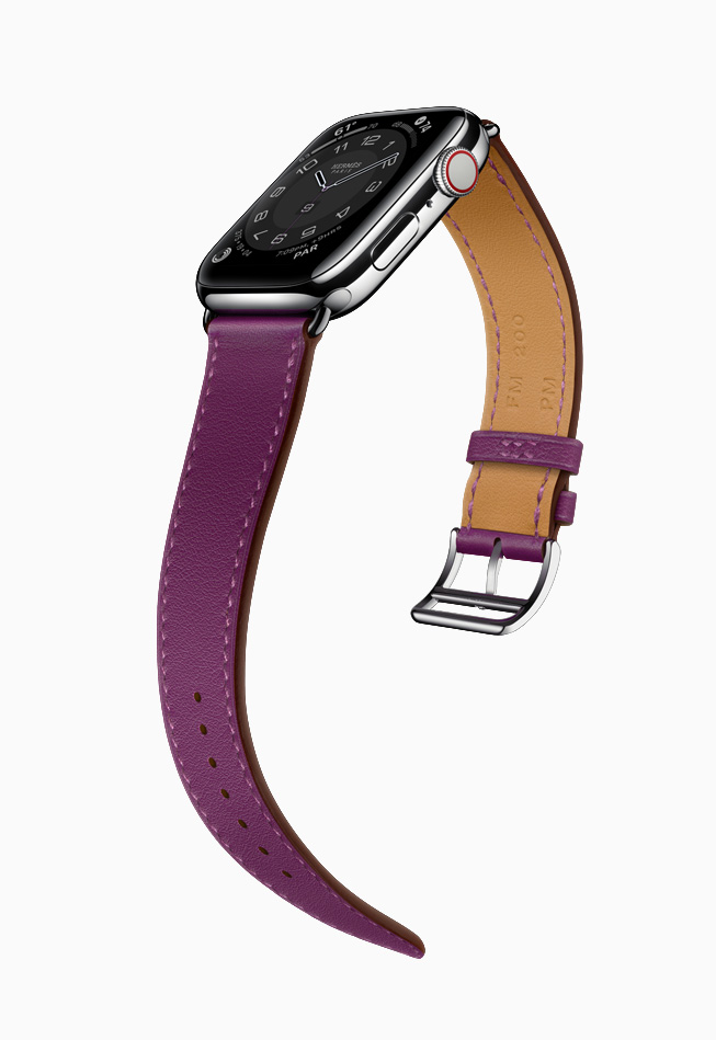 Apple Watch Hermès 搭配紫莲色表带。