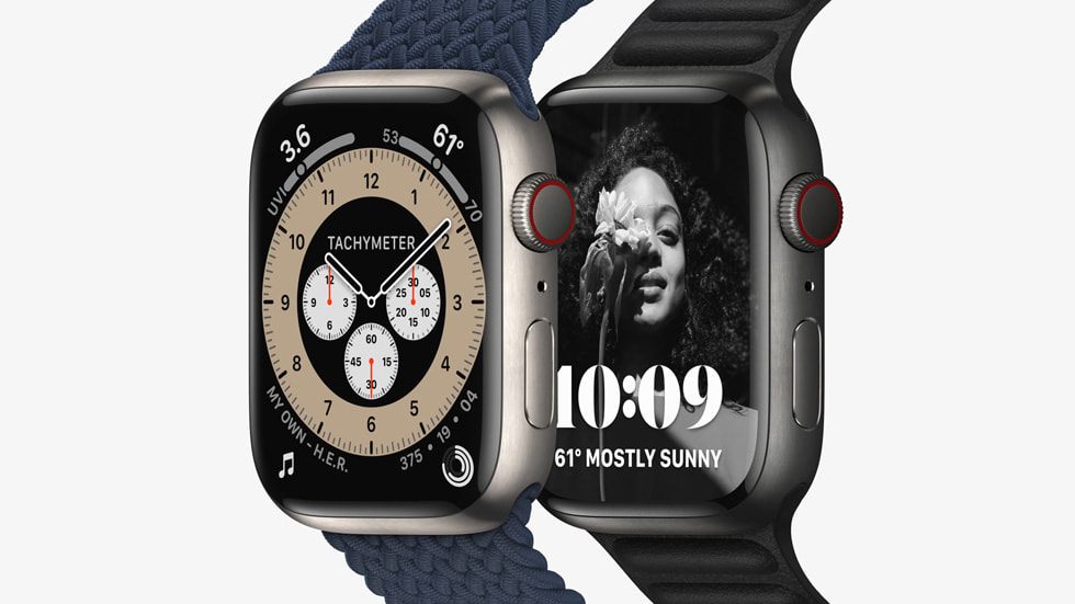 显示全新轮廓表盘的钛金属表壳 Apple Watch Series 7。