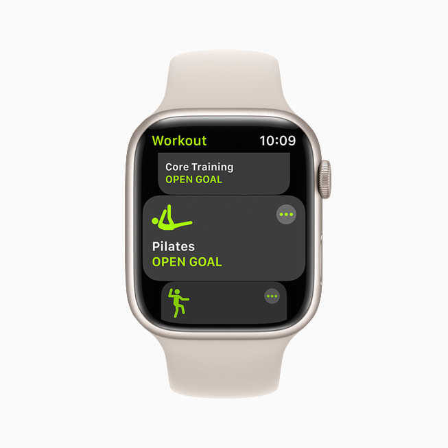 Apple Watch Series 7 上显示的普拉提体能训练。