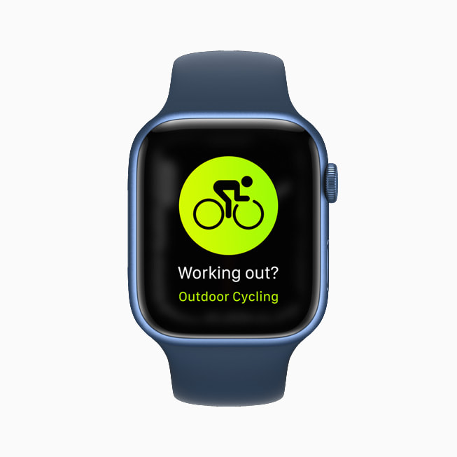Apple Watch Series 7 显示户外单车界面。