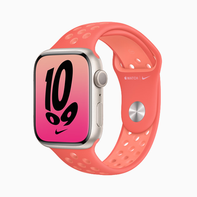 配搭粉色 Nike 表带的 Apple Watch Series 7。