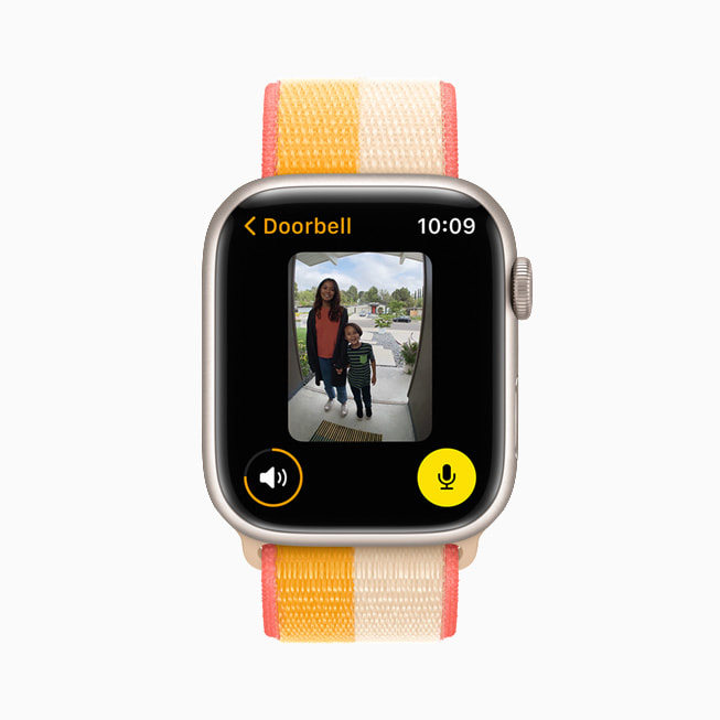 Apple Watch Series 7 的屏幕上正在显示 Doorbell app。