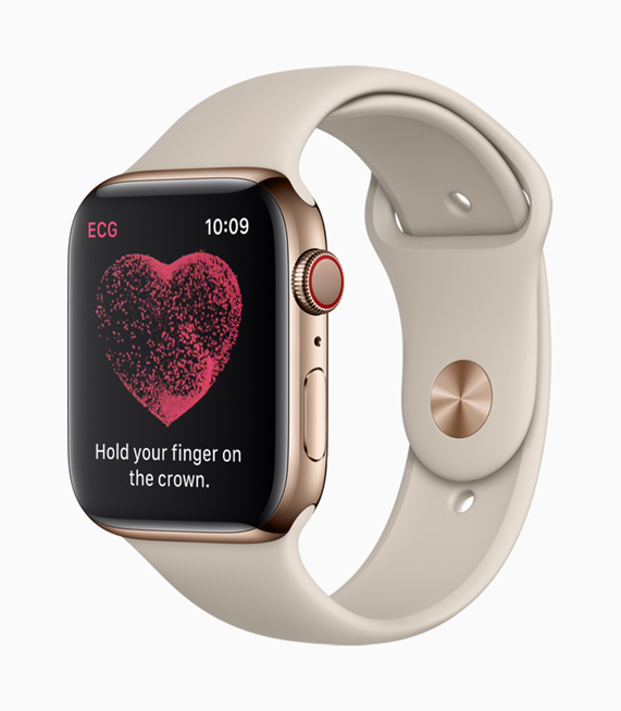 Apple Watch Series 4 屏幕显示，正在指导用户使用数码表冠做心电图检查。
