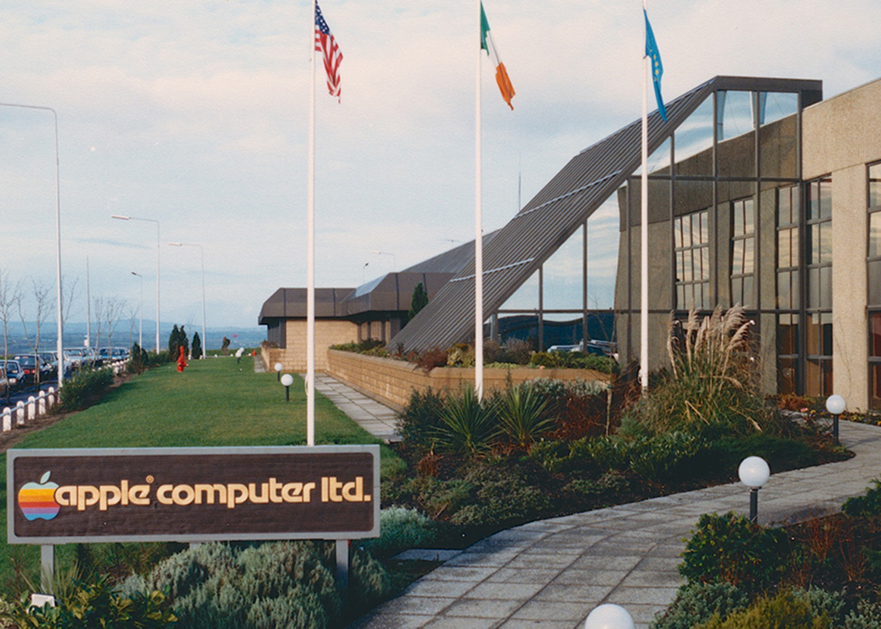 1986 年，路边视角的 Apple 爱尔兰科克园区。