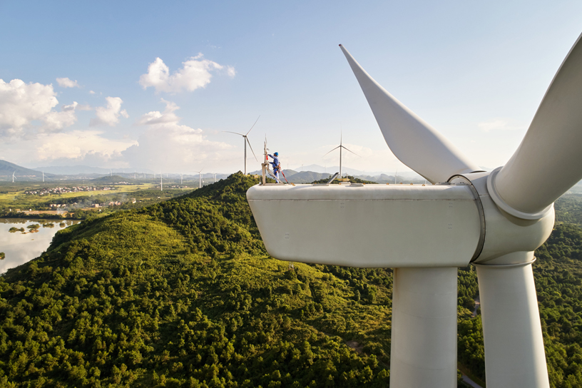 中国湖南道县的协合井塘风电场上的风力涡轮机。