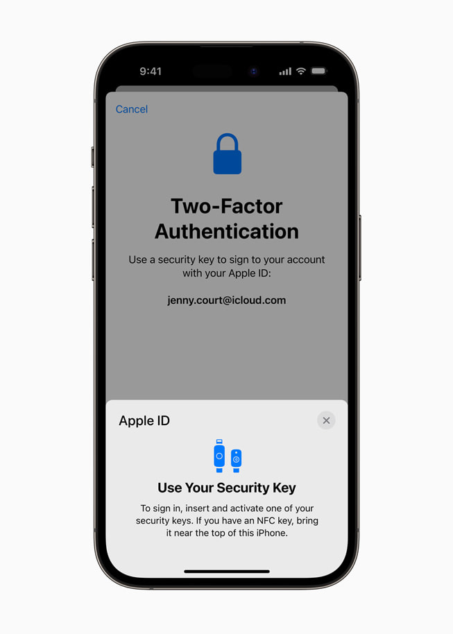 iPhone 14 Pro 上展示使用 Apple ID 安全密钥的双重认证。