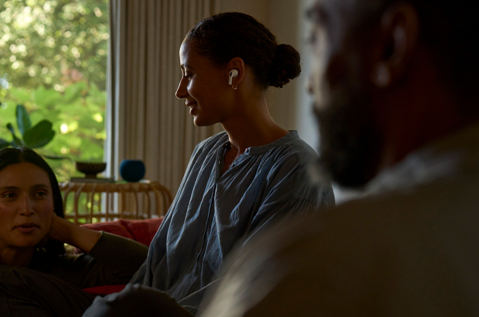 一位女士的侧面轮廓视图,展示她左耳戴着 AirPods Pro 2,正在使用听力呵护的功能。