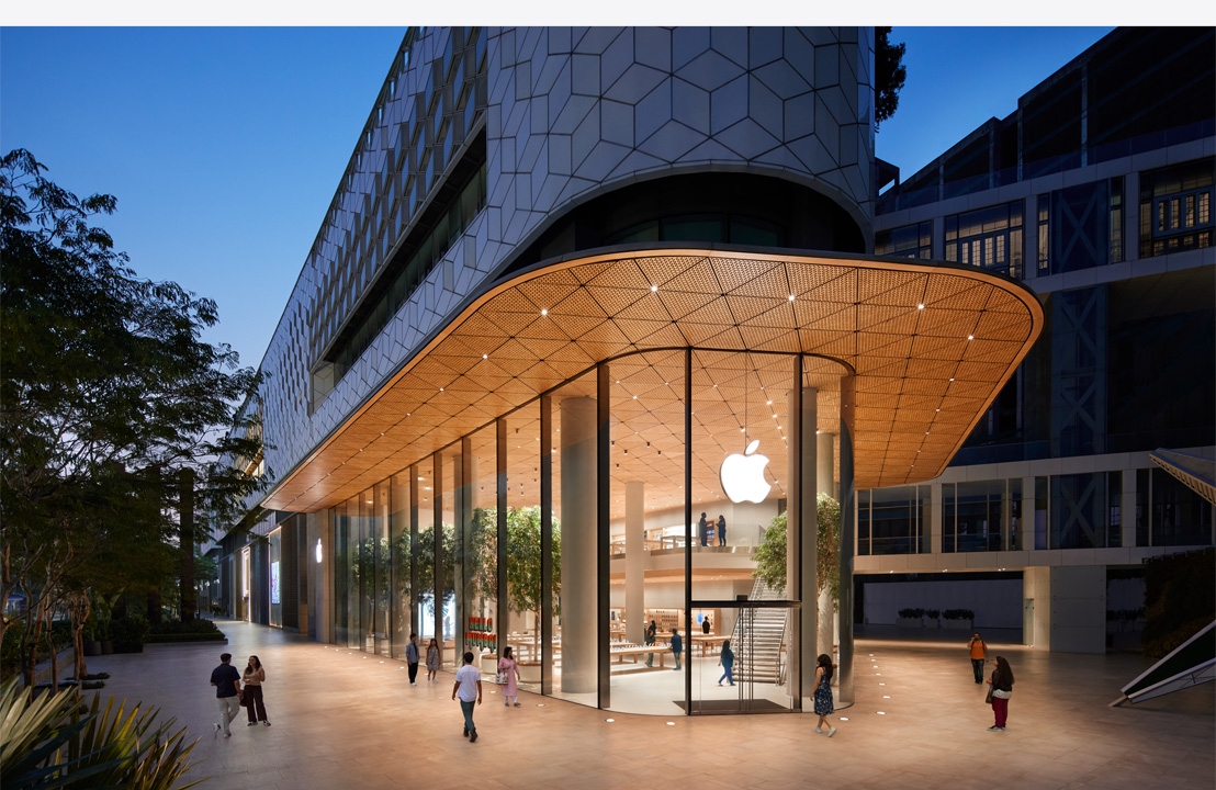 一家风格现代的 Apple Store 零售店的夜景照片。