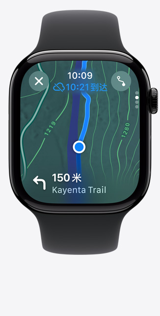 Apple Watch Series 10 的正面视图，屏幕上的地图 app 显示徒步路线地图。